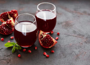 Is pomegranate juice good for breast cancer patients? Image of pomegranate juice and seeds.